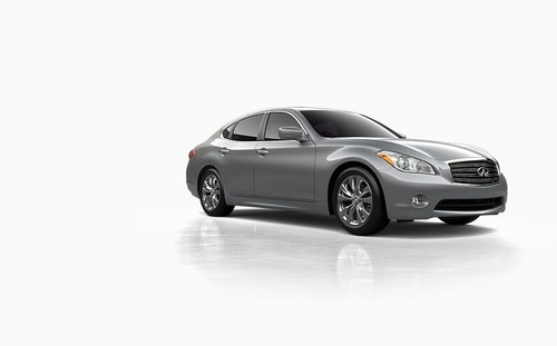 Infiniti Q70 Front Cross Side View