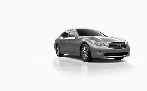 Infiniti Q70 Front Medium View