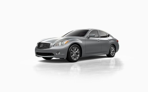 Infiniti Q70 Front Side View
