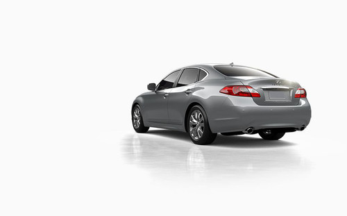 Rear Cross Side View of Infiniti Q70