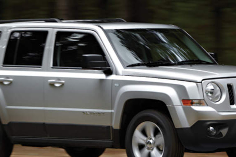 Jeep Patriot Front Cross Side View in Qatar
