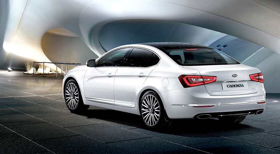 Rear Cross Side View of KIA Cadenza