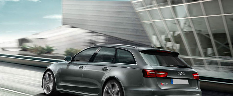 Rear Cross Side View of Audi RS6 Avant