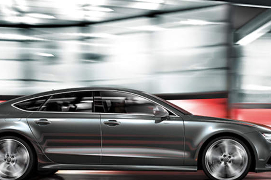 Audi RS 7 Drivers Sideview in Qatar