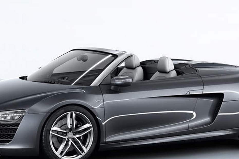 R8 Spyder Front angle low view in Qatar