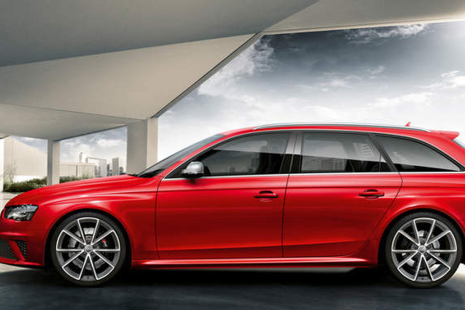 RS4 Avant Side view in Qatar