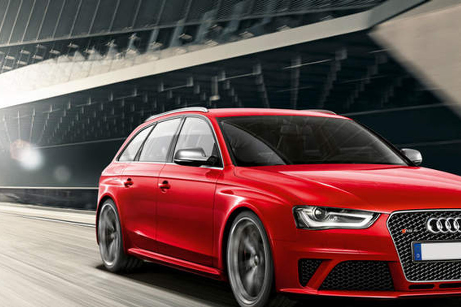 Audi RS4 Avant Front Medium View in Qatar