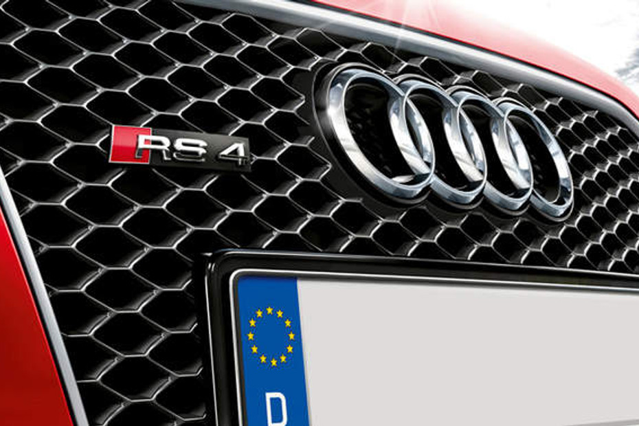 RS4 Avant Grille View in Qatar