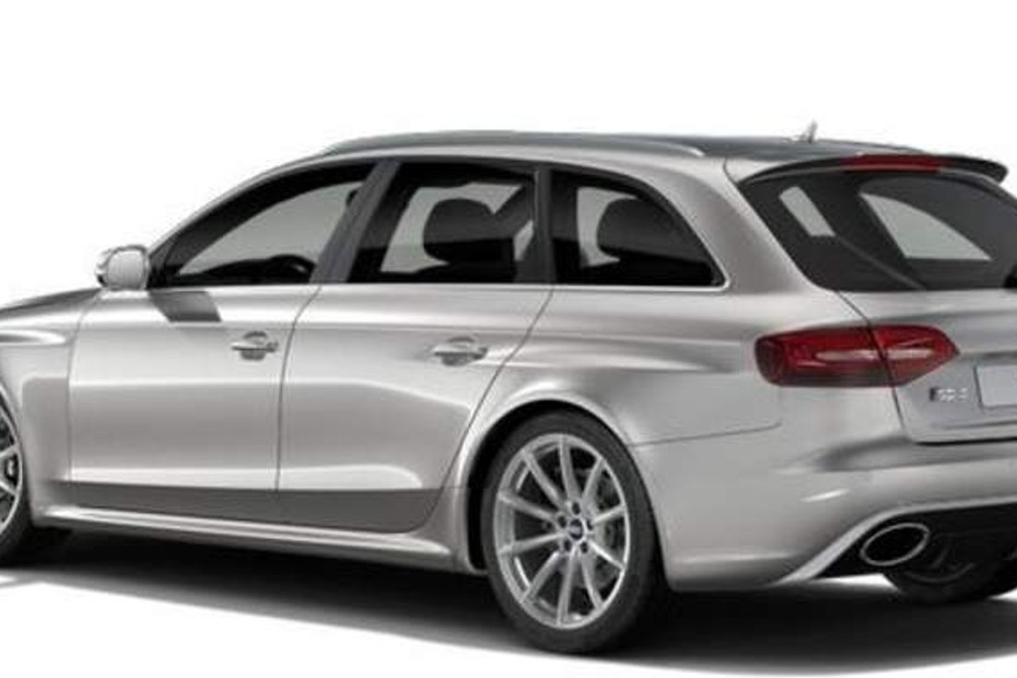 Rear Cross Side View of Audi RS4 Avant in Qatar