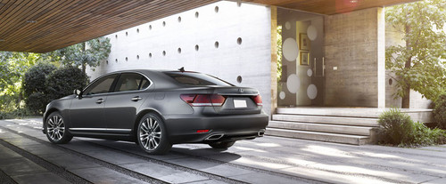 Rear Cross Side View of Lexus LS