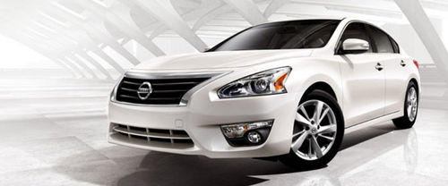 Nissan Altima (2010-2015) Side Medium View