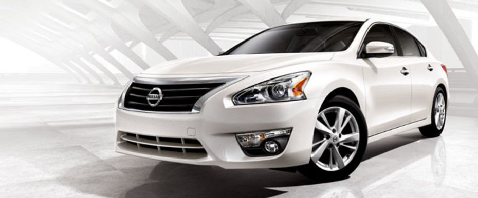 Nissan Altima (2010-2015) Side Medium View