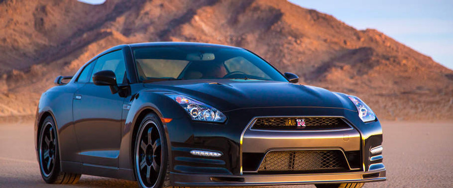 Nissan GT-R Front Medium View