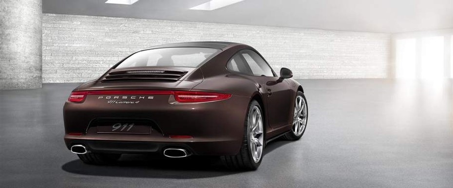 911 Carrera 4 Rear angle view