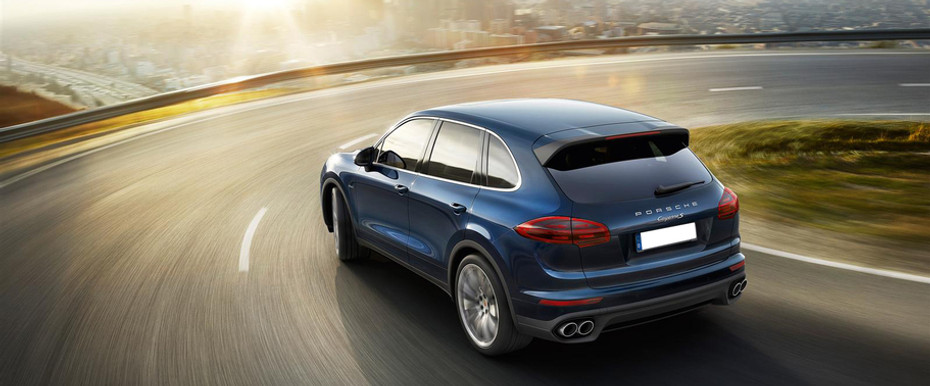 Rear Cross Side View of Porsche Cayenne S Diesel