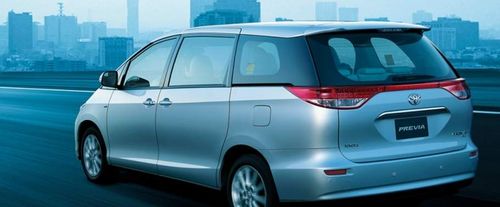 Rear Cross Side View of Toyota Previa