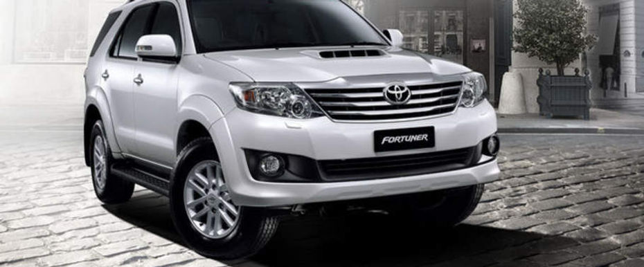 Toyota Fortuner (2010-2015) Front Medium View