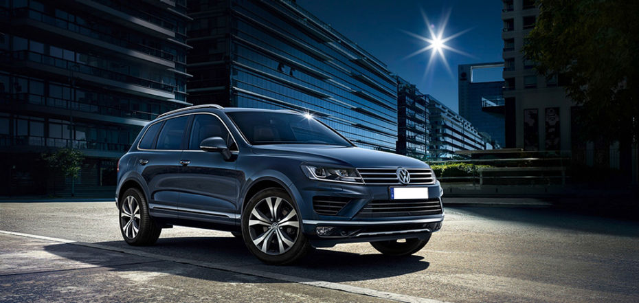 Volkswagen Toureg Front Cross Side View