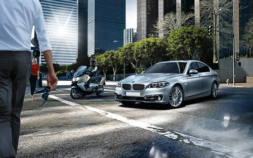 5 Series Sedan Front angle low view