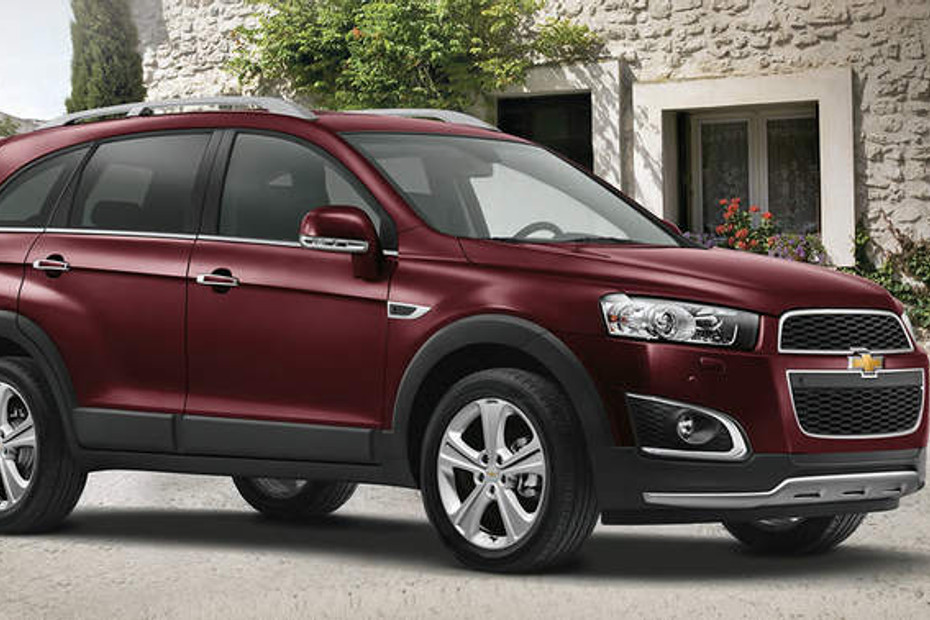 Chevrolet Captiva Front Cross Side View in Qatar