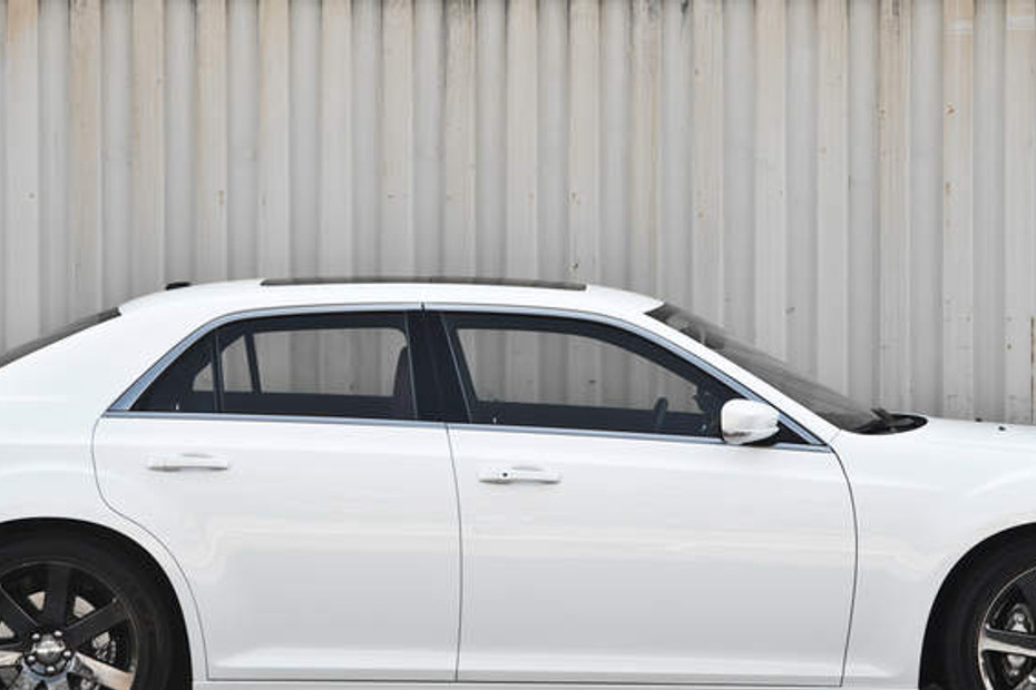 300C SRT8 Side view in Qatar