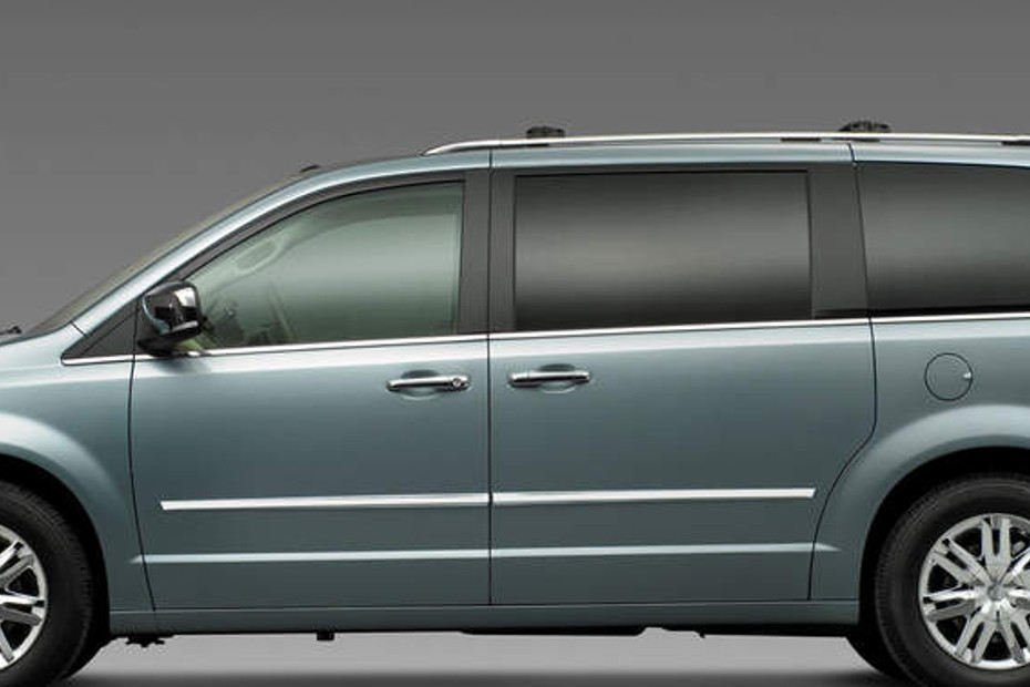 Grand Voyager Side view in Qatar