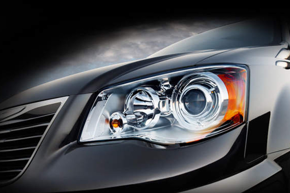 Grand Voyager Headlight in Qatar