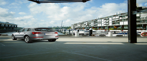 Rear Cross Side View of Audi Q5