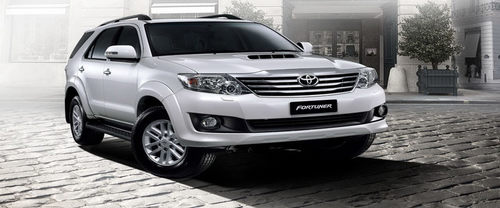 Toyota Fortuner (2010-2015) Front Medium View