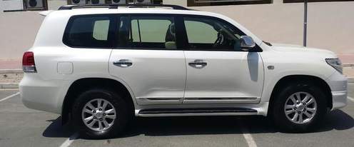 Toyota LC200 Drivers Sideview