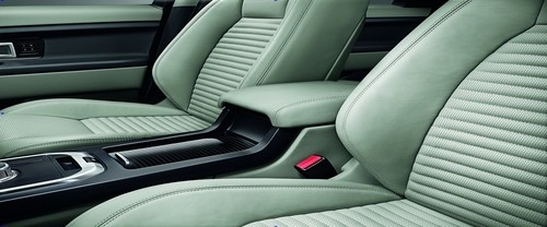 Discovery Sport Front Center Divider